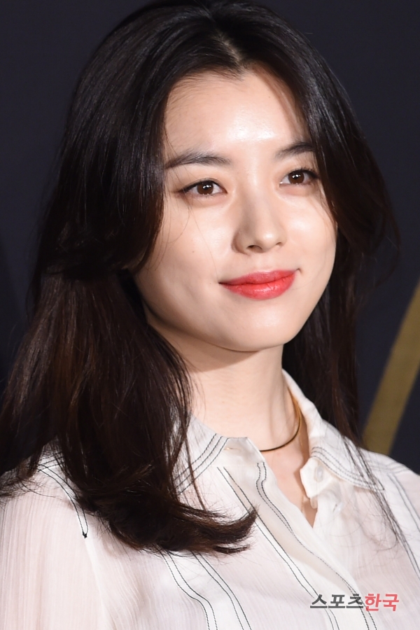 한효주 '시선 잡아당기는 붉은 입술'