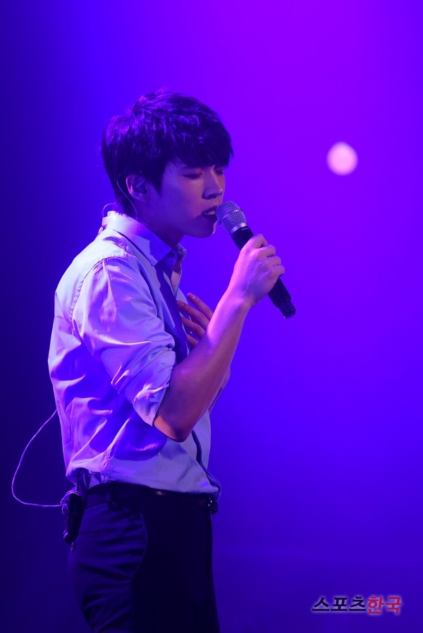 남우현, '끄덕끄덕' 명품 보이스로 열창