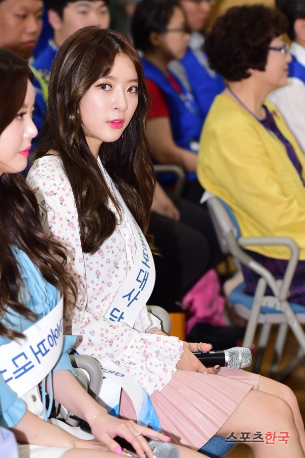 달샤벳 아영, 빛나는 형광등 미모