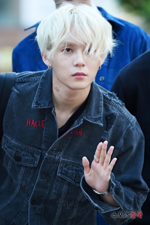 펜타곤 이던, 목덜미 컬러 타투 (뮤직뱅크 출근길)