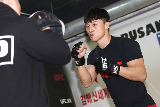 [UFC] 강경호와 최두호, 희비 갈린 복귀전