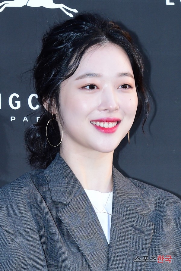 설리, 순백미 돋보이는 메이크업