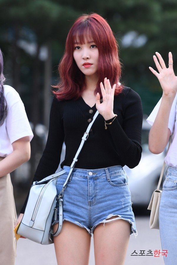 여자친구 유주 '무더위에는 핫팬츠'(뮤직뱅크 출근길)