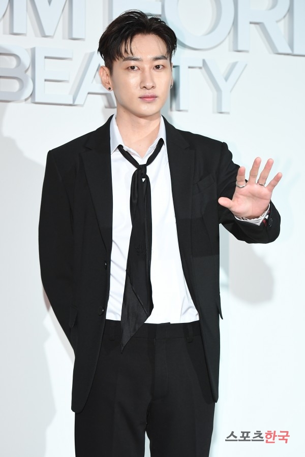 슈퍼주니어 은혁, 시크한 손인사