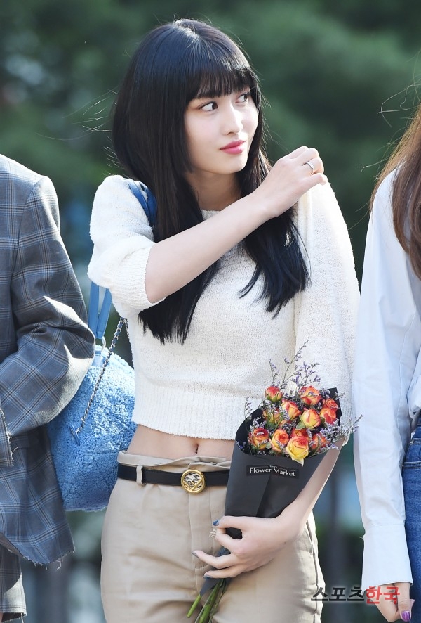 트와이스 모모, 복근 살짝 공개 (뮤직뱅크 출근길)