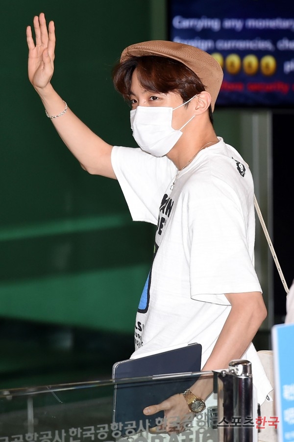 BTS 제이홉, 한 손엔 태블릿 들고 인사
