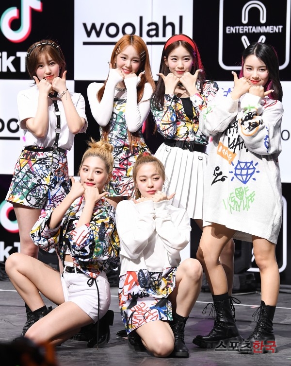 그룹 우아(WOO!AH!), 감탄사 절로 나는 데뷔 쇼케이스