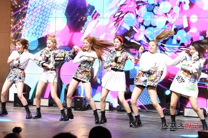 WOO!AH!(우아!), 상큼함이 '팡팡'…설레는 데뷔 무대