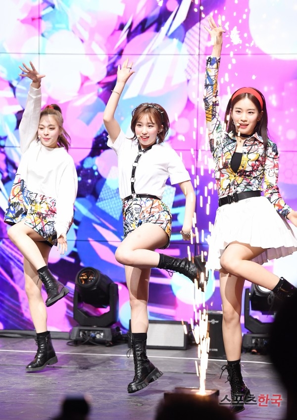 WOO!AH!(우아!), 상큼함이 '팡팡'…설레는 데뷔 무대