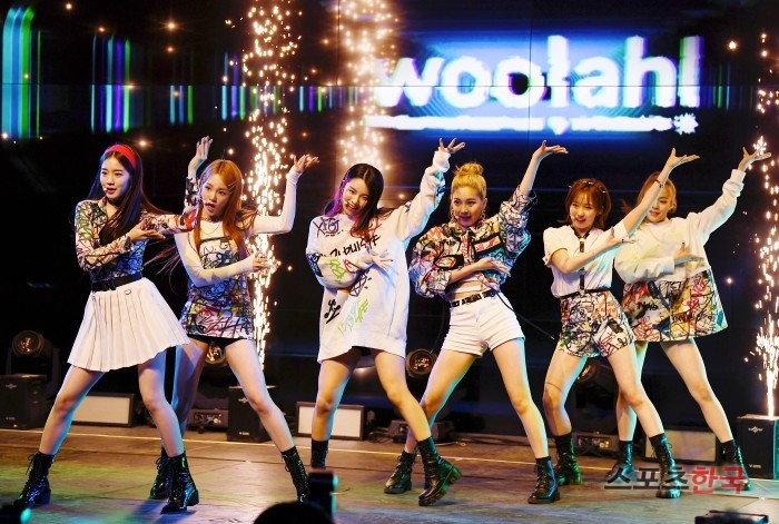 WOO!AH!(우아!), 상큼함이 '팡팡'…설레는 데뷔 무대