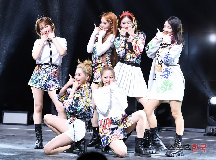 WOO!AH!(우아!), 상큼함이 '팡팡'…설레는 데뷔 무대