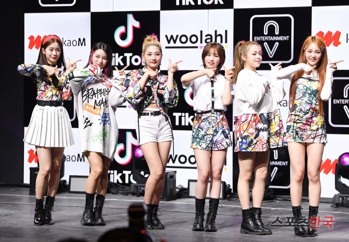 WOO!AH!(우아!), 상큼함이 '팡팡'…설레는 데뷔 무대