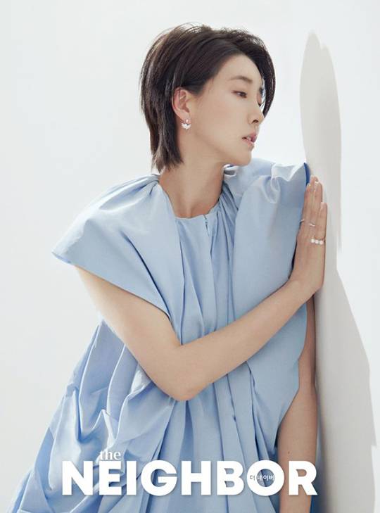 진서연 화보, 돋보이는 쇄골 라인 '섹시美 절정'