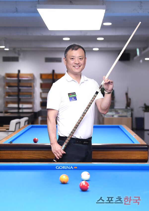 Shin Dae-kwon, a professional billiards player, poses in an interview with Sports Korea.  ⓒReporter Hyeyoung Lee lhy@hankooki.com