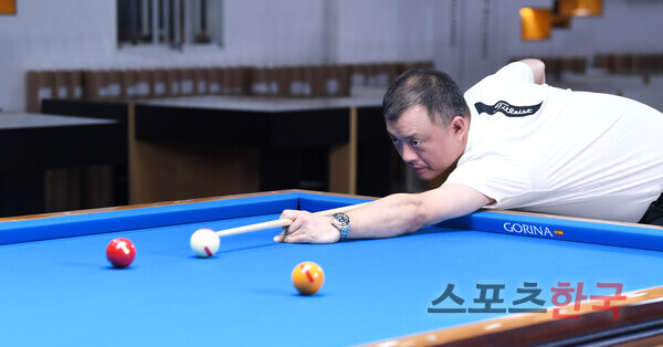 Shin Dae-kwon, a professional billiards player, poses in an interview with Sports Korea.  ⓒReporter Hyeyoung Lee lhy@hankooki.com