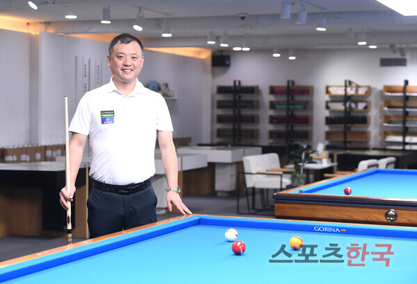 Shin Dae-kwon, a professional billiards player, poses in an interview with Sports Korea.  ⓒReporter Hyeyoung Lee lhy@hankooki.com