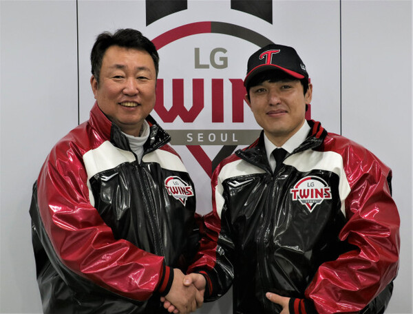 LG 트윈스 차명석 단장(왼쪽)과 박동원. ⓒLG 트윈스