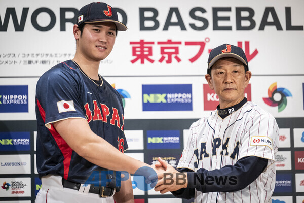 오타니 쇼헤이(왼쪽)와 구리야마 히데키 일본 대표팀 감독. ⓒAFPBBNews = News1