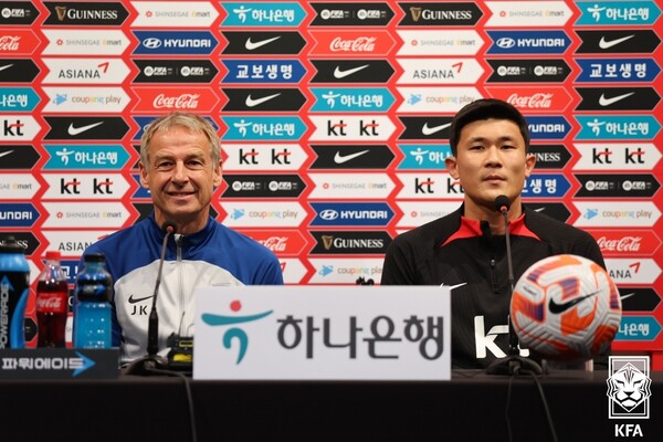 위르겐 클린스만 한국 남자 축구대표팀 감독(왼쪽)과 김민재. ⓒKFA