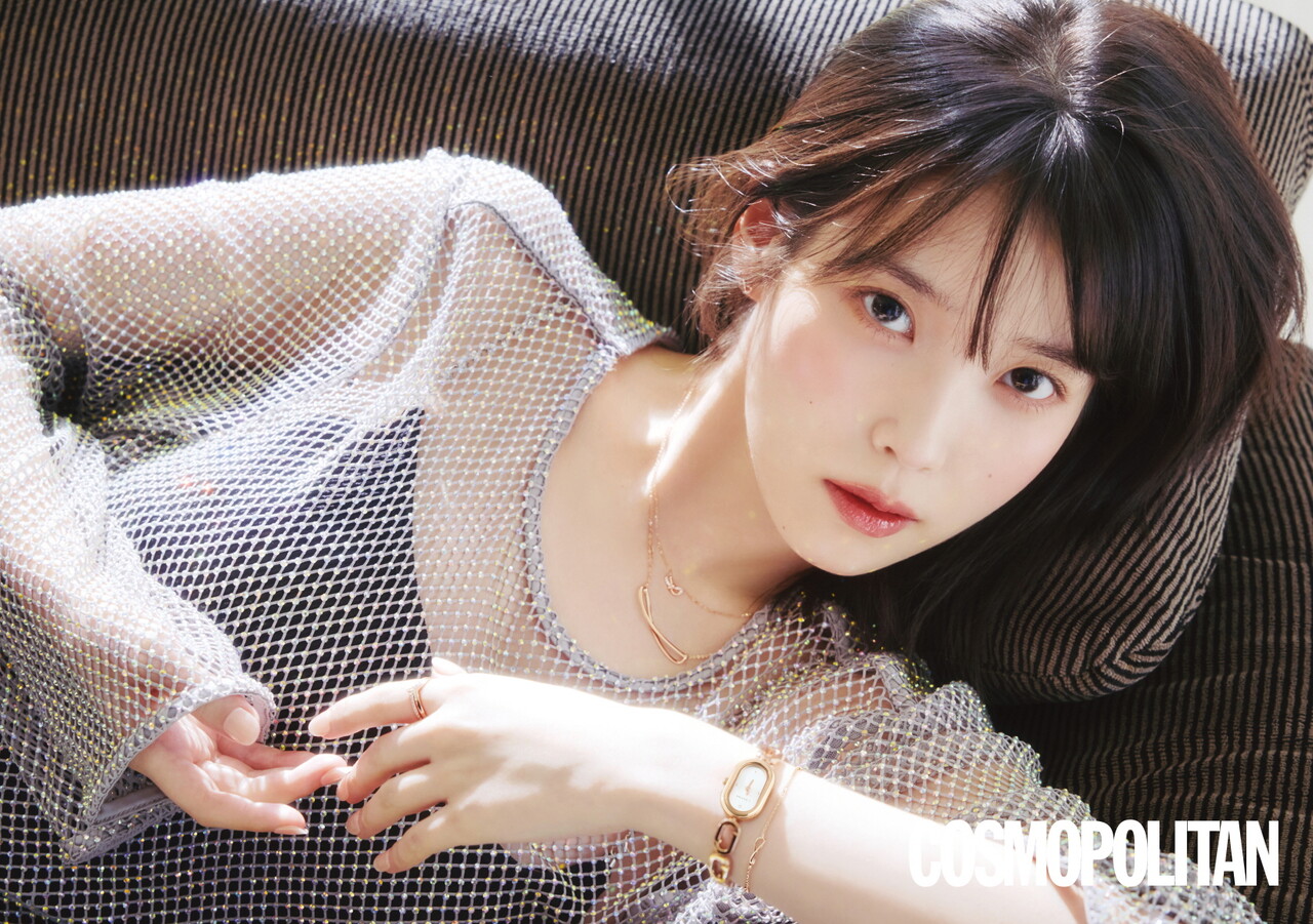 아이유, 주얼리보다 빛난 꽃미모… 시선 강탈 서머 주얼리룩 선보여[스한★화보]