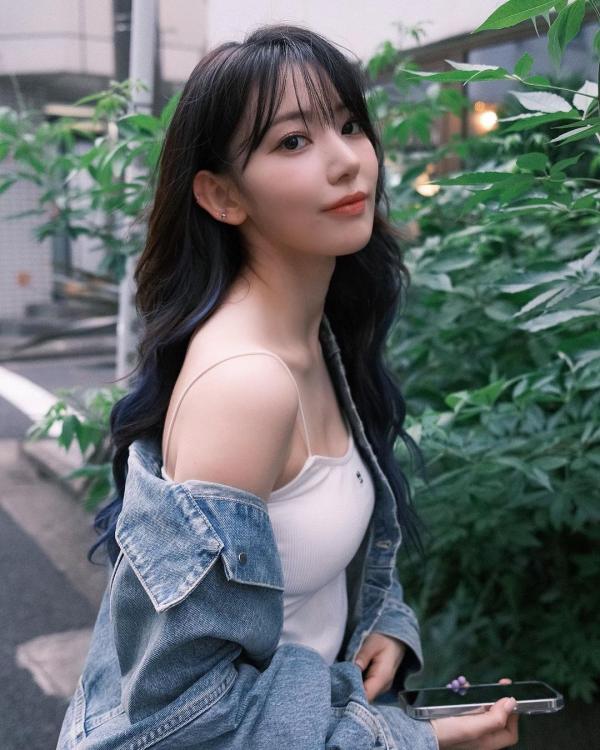 르세라핌 사쿠라, 산책 사진에서도 열일하는 조각 미모 < 연예일반 < 연예일반 < 연예 < 기사본문 - 스포츠한국