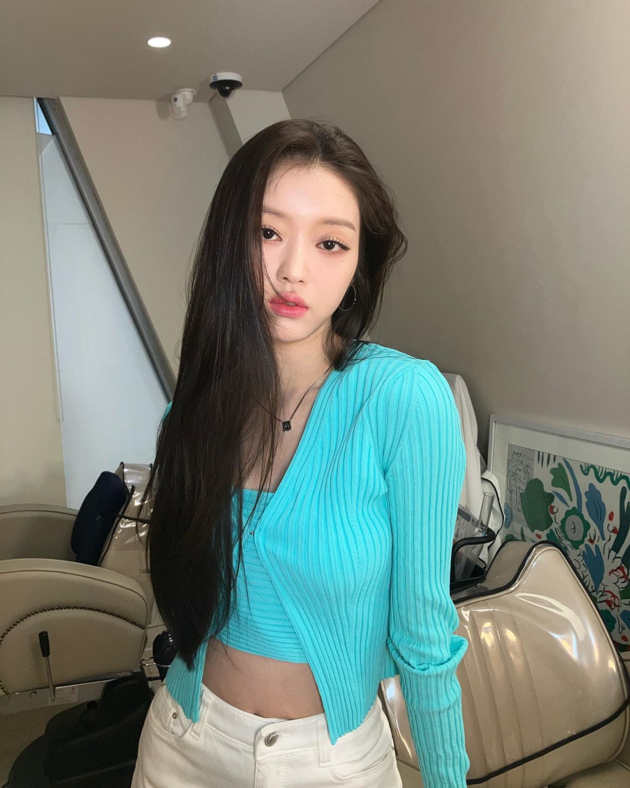 ★오마이걸 유아, 눈길 사로잡는 섹시美…“인형 아니야?”