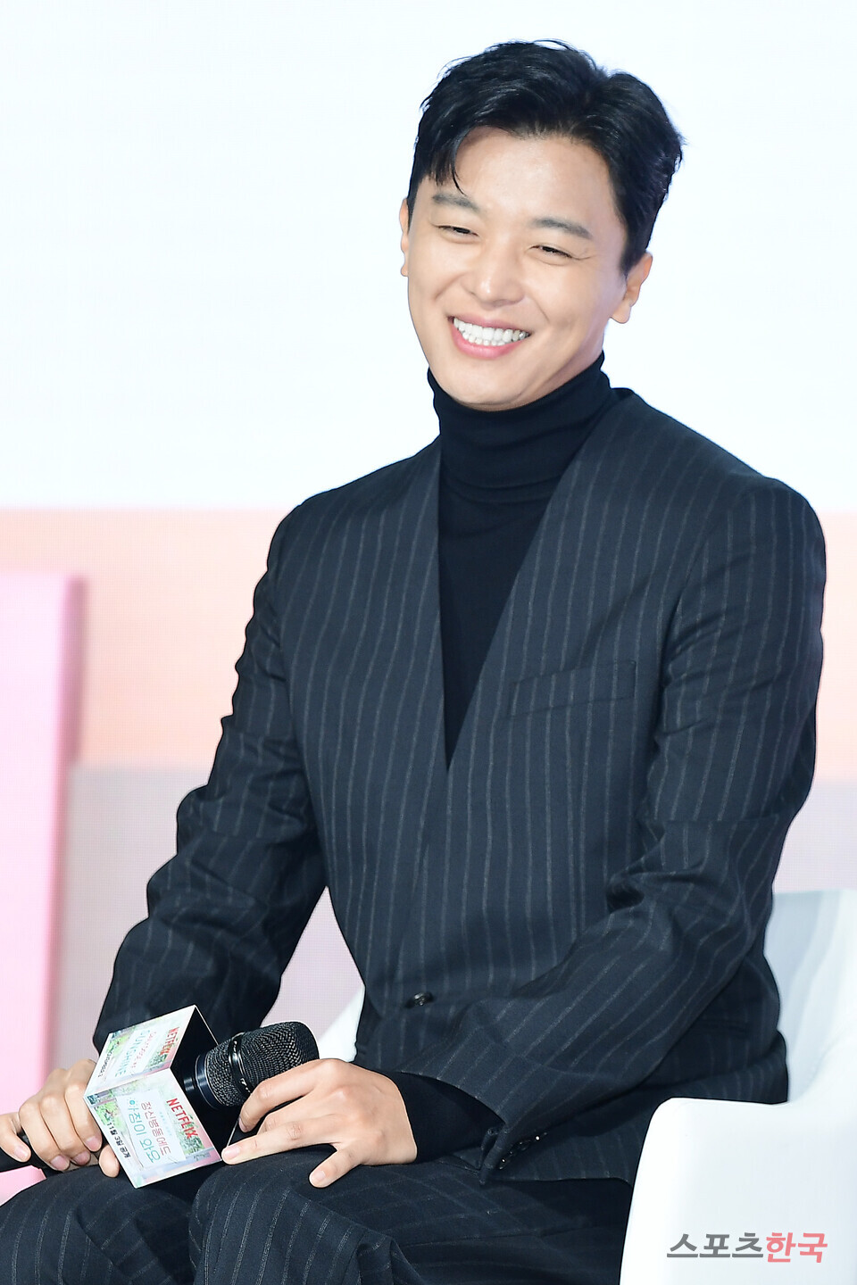 연우진, 스윗한 미소