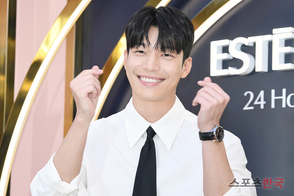 위하준, 매력적인 건치 미소