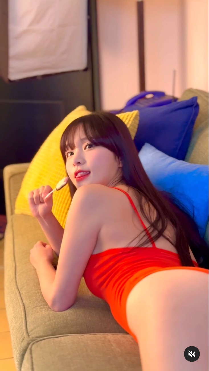 박민정, 한결 과감해진 화보 수위…아슬아슬 가슴 보일 듯 < 연예일반 < 연예일반 < 연예 < 기사본문 - 스포츠한국