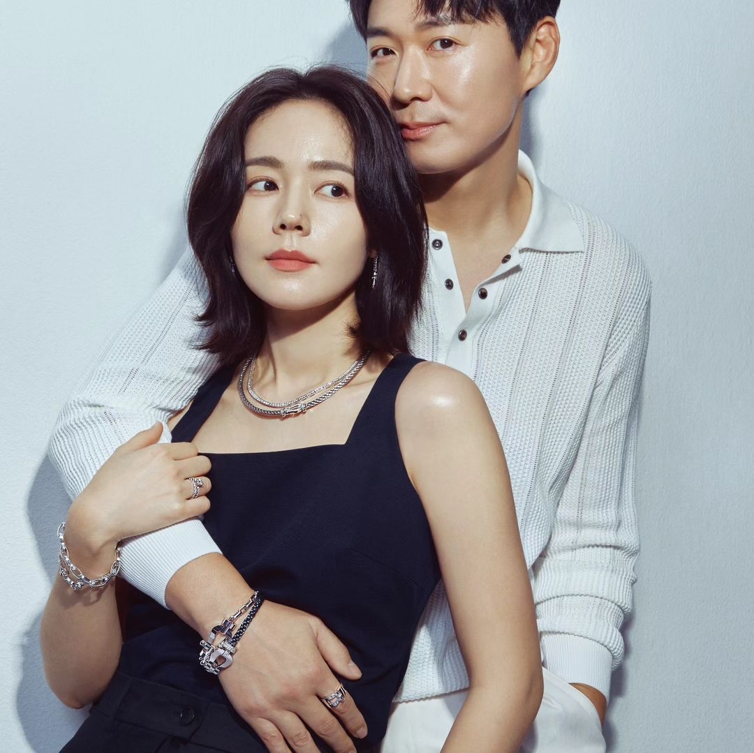 한가인, 남편 연정훈과 결혼 19년 만에 첫 화보…세상 달달한 눈빛