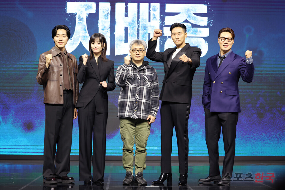 디즈니+ '지배종' 주역들, 힘찬 파이팅!