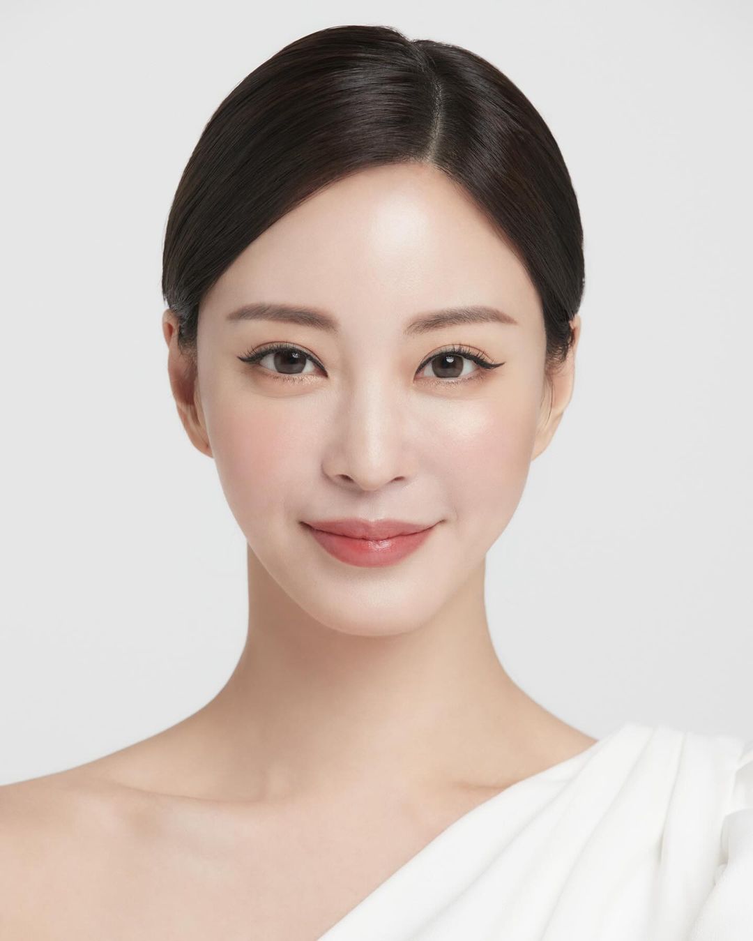 한예슬, 단정+깔끔 비주얼 돋보인 여권 사진 공개…