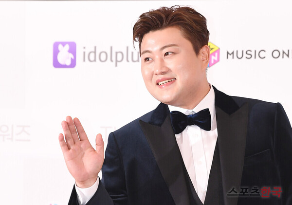 김호중, 취재진 피해 6시간 귀가 거부 