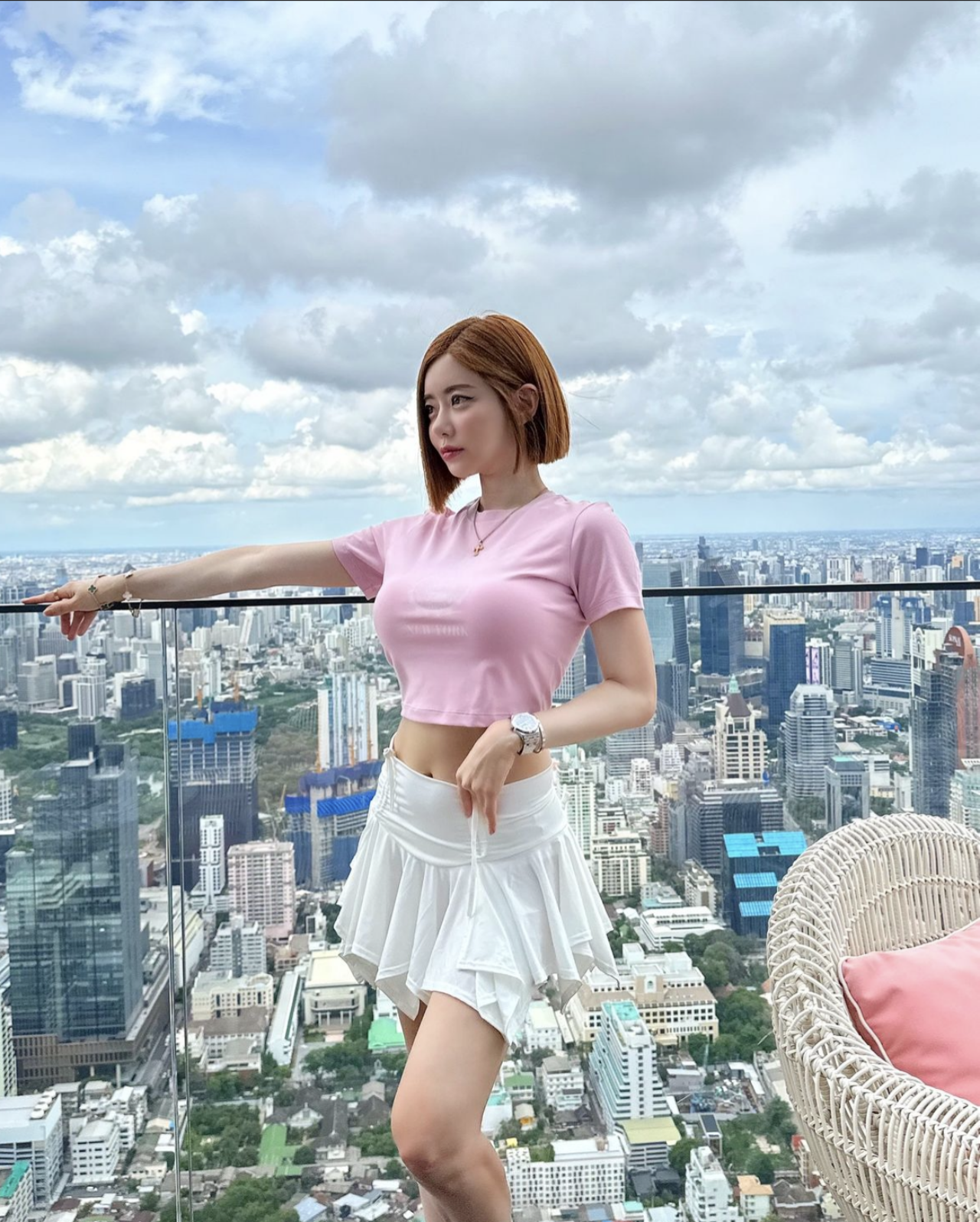 DJ 소다, 크롭티 뚫을 것 같은 볼륨감…선명한 복근 '눈길'