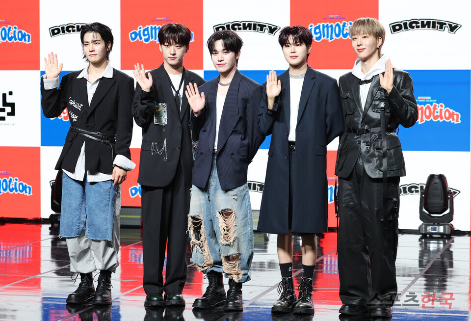 디그니티 '시그니처 포즈'