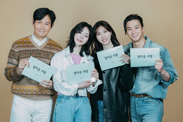 국민 배우 이정재 & 엘리트 기자 임지연, 파격 로맨스 탄생! '얄미운 사랑' 첫 방송 기대!