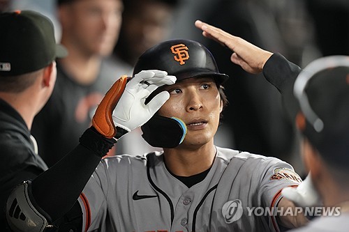 더그아웃에서 동료들과 인사하는 이정후