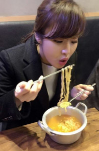 '맨도롱또똣' <b>강소라</b>, 폭풍 <b>라면 먹방</b> 선보여 … '야무지게 먹네'