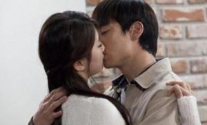 '도리화가' <b>수지</b>, '<b>건축학개론</b>' 속 미공개 <b>키스신</b>이? '이젠 버틸 수 없다...