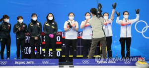 한국이 진 중국에 10-2 <b>압승</b>하던 일본, ‘팀킴’ 만나니 고개 푹[<b>여자</b> 컬...