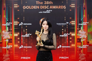 <b>피프티</b> <b>피프티</b> 키나, '<b>골든디스크</b>' <b>신인상</b> 수상 소감 "허니즈, 함께 걸어가면...