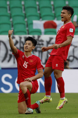 '충격의 경기상황' <b>베트남</b>, <b>일본</b>에 2-1 역전 (전반 33분)