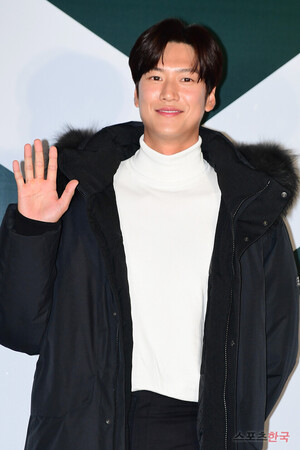 <b>나인우</b>, 12년 만에 <b>큐브</b>엔터 떠난다…"앞날 진심으로 응원"