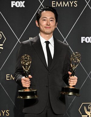 '성난 <b>사람들</b>' <b>스티븐</b> 연 "<b>에미상</b> 8관왕 감사…작품 자신 있었다"
