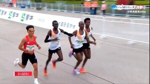 케냐 <b>마라톤 선수</b>들이 中에 1위 양보한 명백한 정황들 [스한 스틸컷]