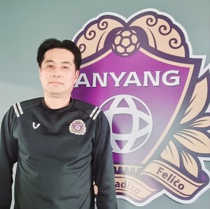 "선수들에 미안해서 밤새웠다"... '초보<b>감독</b>' 유병훈의 <b>안양</b>이 '1위'인 이유[...