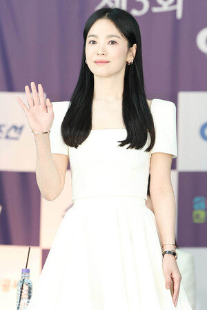 <b>송혜교</b>, 우아한 손짓