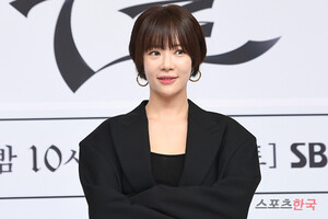 '이혼' <b>황정음</b>, <b>농구스타와 열애설</b>…소속사 측, "확인 중"
