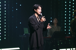 <b>이승기</b>, <b>팬미팅</b>서 20년 전 스타일 재현…"초심으로 돌아가"