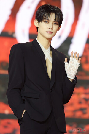 TXT <b>연준</b>, <b>광복절</b> 日 사진 논란 사과 "부주의한 모습, 반성하겠다"